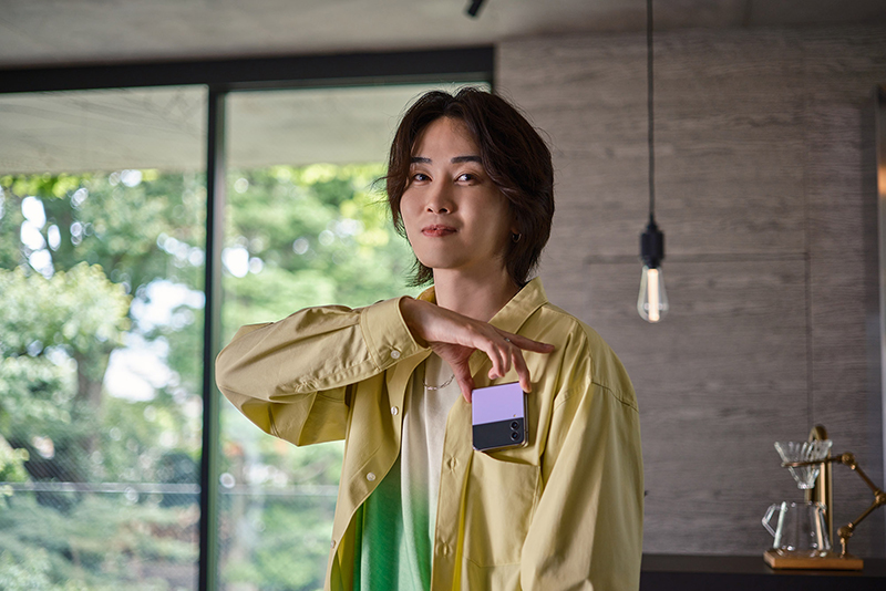 カルマ】折りたたみスマートフォン 「Galaxy Z Flip4」Web CMに出演