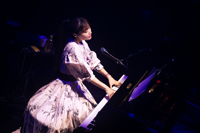 【大塚 愛】ピアノ弾き語りライブ終幕！さらに毎年恒例の