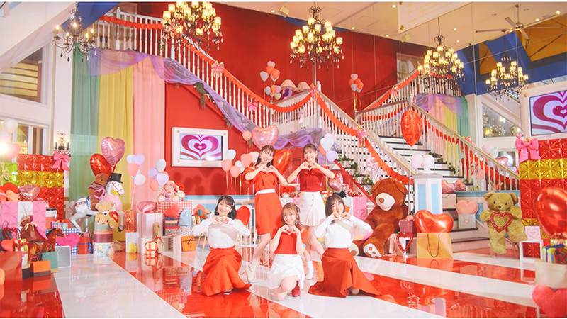 愛があふれてとまらない!?全8種のハートポーズで恋心全開ハトビダンス