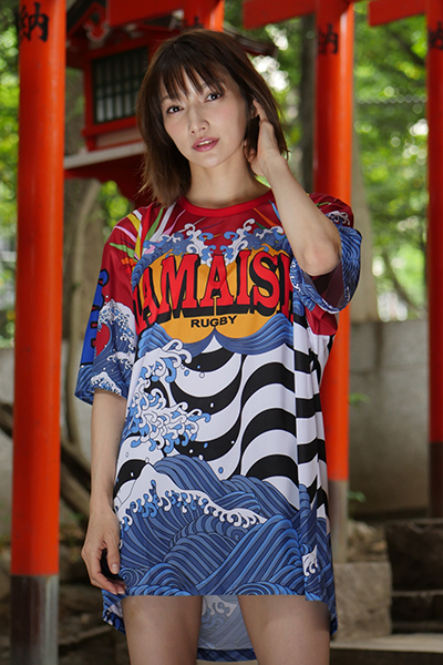 釜石復興支援チャリティTシャツを後藤真希が美脚で披露 | エイベックス