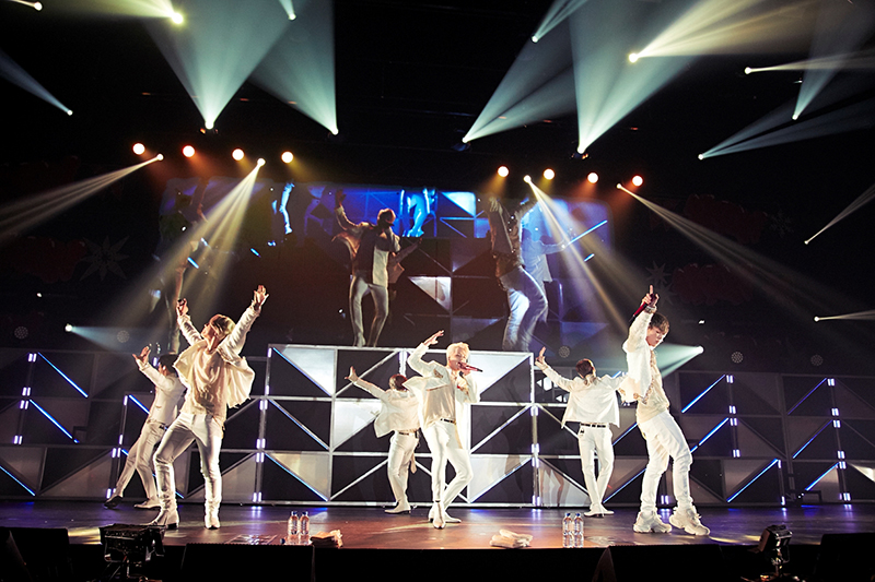 iKON、完全初出し・未公開ライブ映像での自身初フィルムコンサート開催